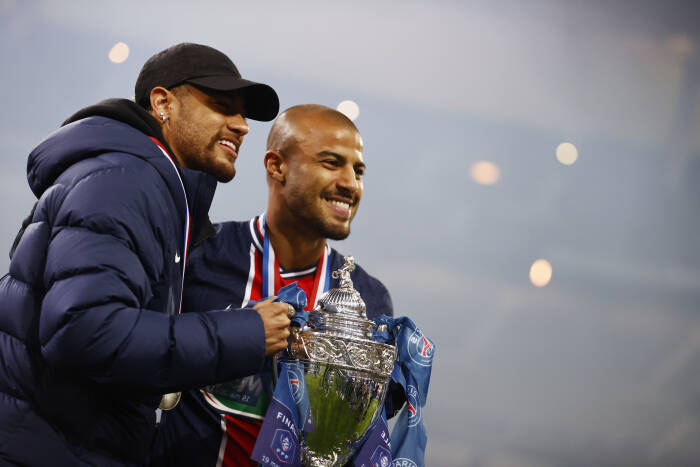 Neymar dan Rafinha dari Paris St Germain merayakan kemenangan Piala Prancis dengan trofi (REUTERS/Christian Hartmann) Neymar dan Rafinha dari Paris St Germain merayakan kemenangan Piala Prancis dengan trofi tersebut