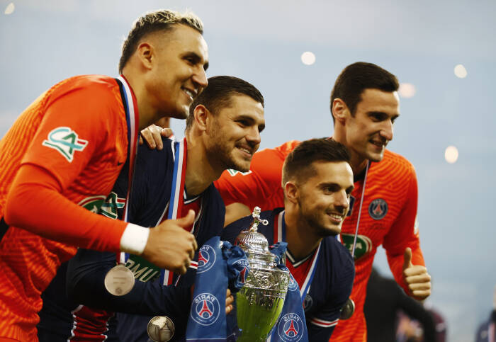 Mauro Icardi dari Paris St Germain dan rekan satu timnya merayakan kemenangan Piala Prancis dengan trofi (REUTERS/Christian Hartmann) Mauro Icardi dari Paris St Germain dan rekan satu timnya merayakan kemenangan Piala Prancis dengan trofi tersebut