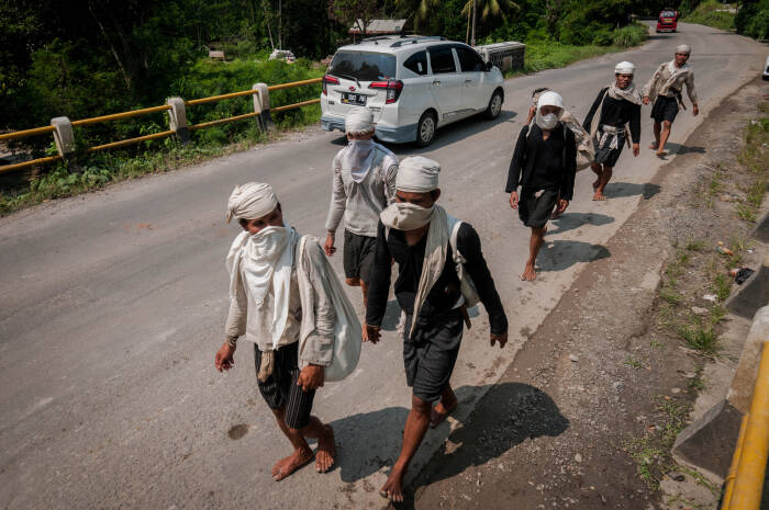 ANTARA FOTO/Muhammad Bagus Khoirunas Sejumlah warga Baduy Dalam berjalan menuju kota Rangkasbitung di Lebak