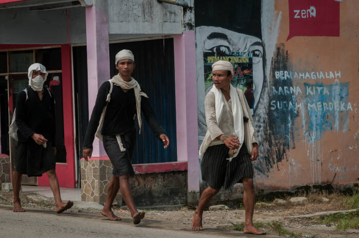 ANTARA FOTO/Muhammad Bagus Khoirunas Sejumlah warga Baduy Dalam berjalan menuju kota Rangkasbitung di Lebak