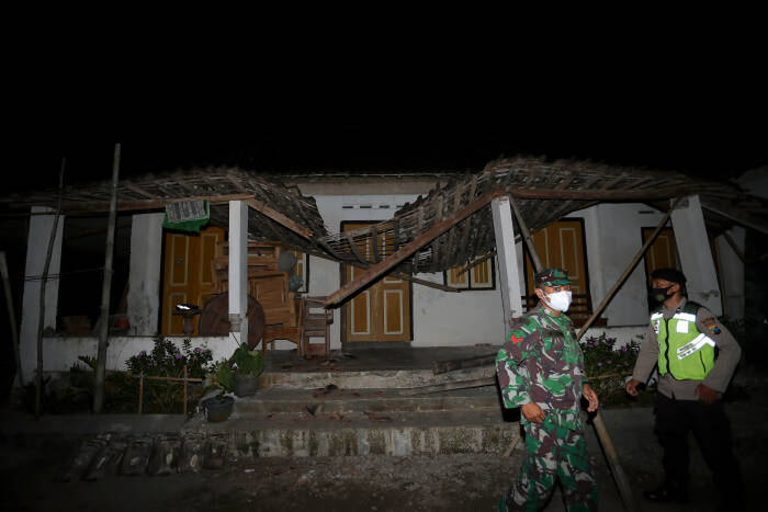ANTARA FOTO/Irfan Anshori Personel TNI dan Polri mengecek kondisi rumah warga yang rusak pascagempa di Desa Ploso Kecamatan Selopuro
