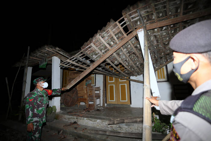 ANTARA FOTO/Irfan Anshori Personel TNI dan Polri mengecek kondisi rumah warga yang rusak pascagempa di Desa Ploso Kecamatan Selopuro