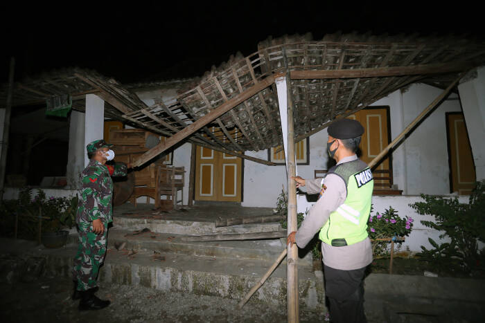 ANTARA FOTO/Irfan Anshori Personel TNI dan Polri mengecek kondisi rumah warga yang rusak pascagempa di Desa Ploso Kecamatan Selopuro