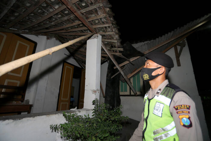 ANTARA FOTO/Irfan Anshori Personel TNI dan Polri mengecek kondisi rumah warga yang rusak pascagempa di Desa Ploso Kecamatan Selopuro