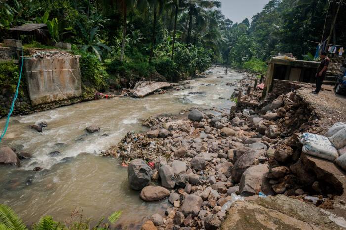 kondisi jembatan yang putus di Desa Maraya