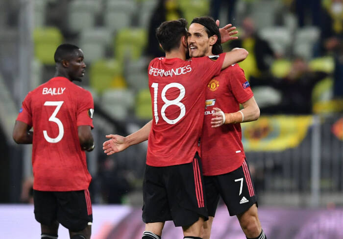 Edinson Cavani dari Manchester United merayakan mencetak gol pertama mereka bersama Bruno Fernandes (REUTERS/Adam Warzawa) Edinson Cavani dari Manchester United merayakan mencetak gol pertama mereka bersama Bruno Fernandes