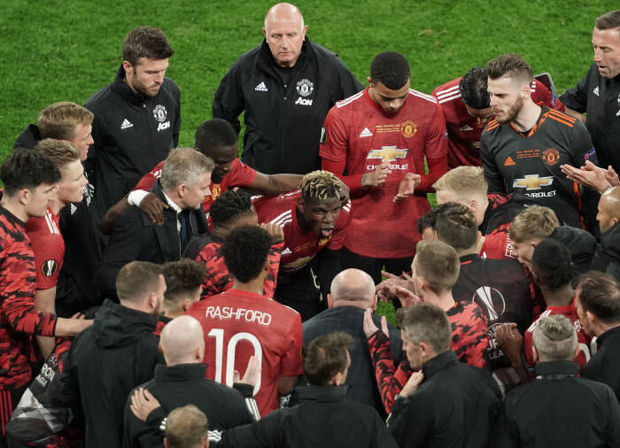 Paul Pogba dari Manchester United dengan rekan satu timnya berkumpul sebelum perpanjangan waktu (REUTERS/Aleksandra Szmigiel) Paul Pogba dari Manchester United dengan rekan satu timnya berkumpul sebelum perpanjangan waktu