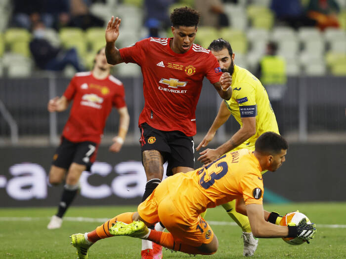 Marcus Rashford dari Manchester United beraksi dengan Geronimo Rulli dari Villarreal (REUTERS/Kacper Pempel) Marcus Rashford dari Manchester United beraksi dengan Geronimo Rulli dari Villarreal
