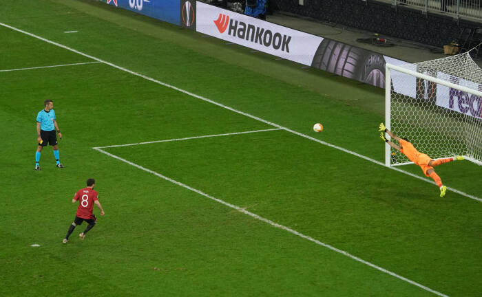 Juan Mata dari Manchester United mencetak gol penalti selama adu penalti