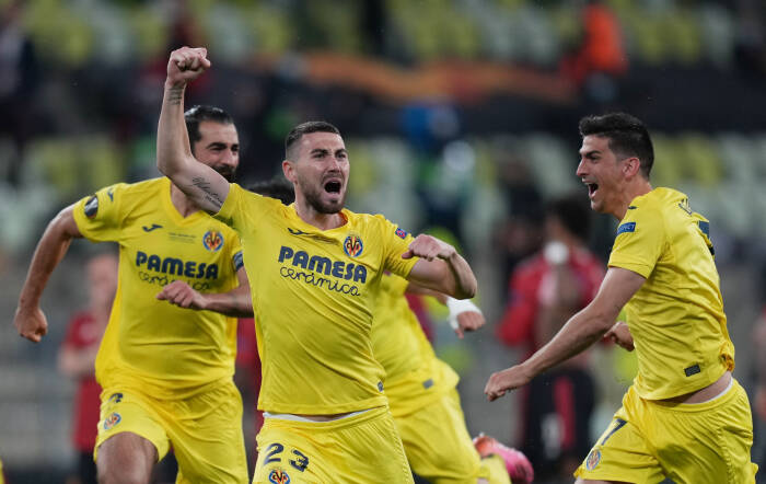 Moi Gomez dari Villarreal merayakan dengan rekan setimnya setelah memenangkan Liga Europa