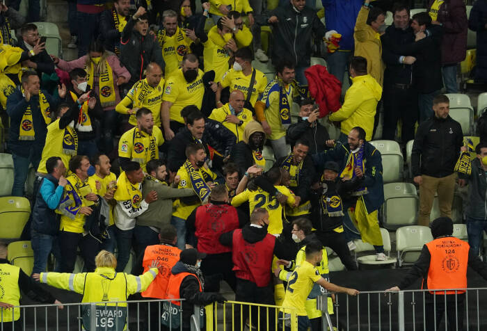 Etienne Capoue dari Villarreal merayakan bersama penggemar setelah memenangkan Liga Europa