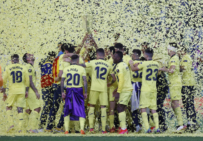 Para pemain Villarreal merayakan kemenangan Liga Europa dengan trofi tersebut