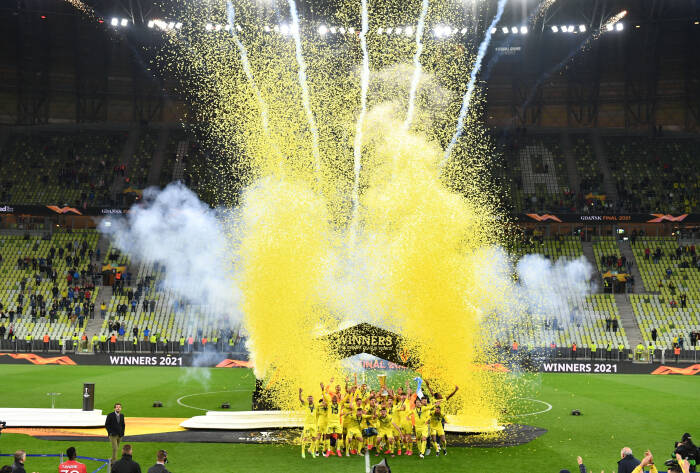 Para pemain Villarreal merayakan dengan trofi setelah memenangkan Liga Europa