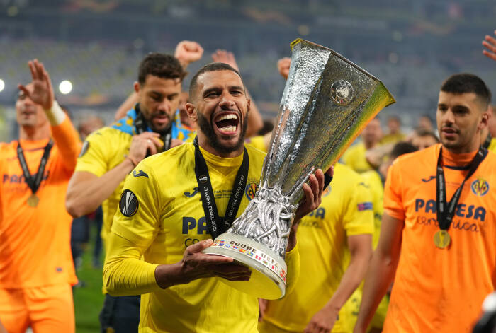Etienne Capoue dari Villarreal merayakan dengan trofi setelah memenangkan Liga Europa (REUTERS/Michael Sohn) Etienne Capoue dari Villarreal merayakan dengan trofi setelah memenangkan Liga Europa