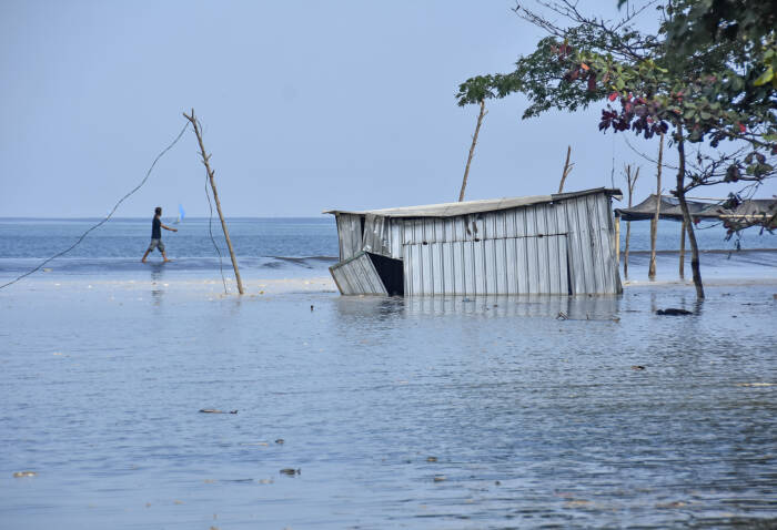 Warga melintasi lapak pedagang yang terendam rob (ANTARA FOTO/Ahmad Subaidi) Warga melintasi lapak pedagang yang terendam rob