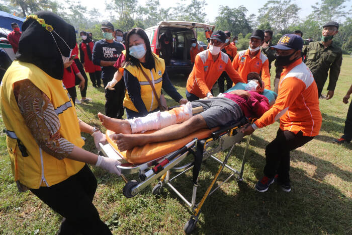 Petugas medis mengevakuasi korban saat simulasi (ANTARA FOTO/Prasetia Fauzani) Petugas medis mengevakuasi korban saat simulasi (ANTARA FOTO/Prasetia Fauzani)
