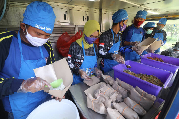 Anggota Tagana menyiapkan makanan di dalam mobil dapur umum saat simulasi (ANTARA FOTO/Prasetia Fauzani) Anggota Tagana menyiapkan makanan di dalam mobil dapur umum saat simulasi