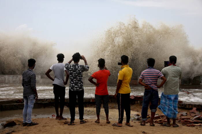 Orang-orang menggunakan ponsel mereka untuk mengambil gambar ombak yang pecah di pantai (REUTERS/Rupak De Chowdhuri) Orang-orang menggunakan ponsel mereka untuk mengambil gambar ombak yang pecah di pantai