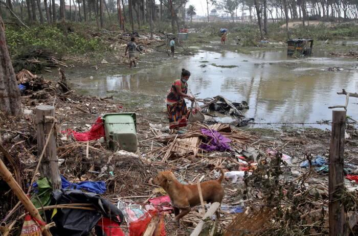 Seorang wanita menyelamatkan barang-barangnya (REUTERS/Rupak De Chowdhuri) Seorang wanita menyelamatkan barang-barangnya