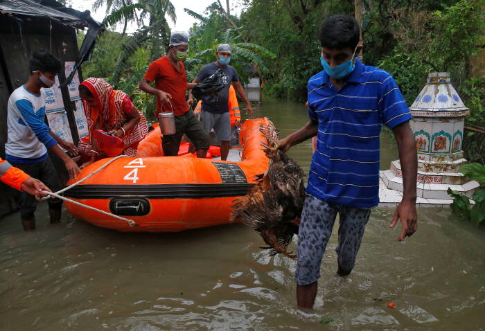 Orang-orang dievakuasi dari daerah banjir ke tempat yang lebih aman (REUTERS/Rupak De Chowdhuri) Orang-orang dievakuasi dari daerah banjir ke tempat yang lebih aman