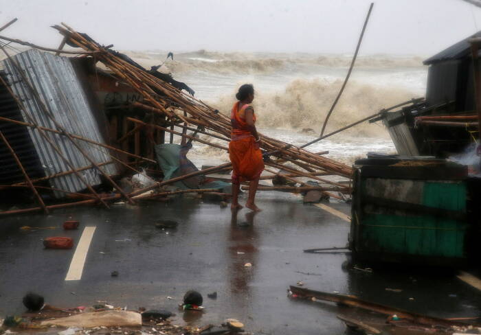 Seorang wanita berdiri di samping kiosnya (REUTERS/Rupak De Chowdhuri) Seorang wanita berdiri di samping kiosnya