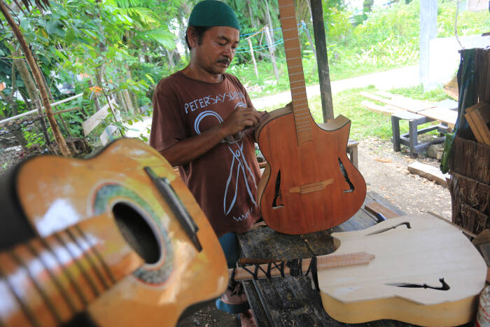 ANTARA FOTO/Syifa Yulinnas PEMBUATAN GITAR AKUSTIK TERKENDALA BAHAN BAKU KAYU