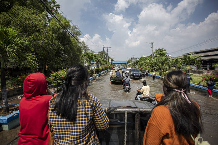 Warga menumpang mobil bak saat melintasi banjir rob (ANTARA FOTO/Dhemas Reviyanto) Warga menumpang mobil bak saat melintasi banjir rob