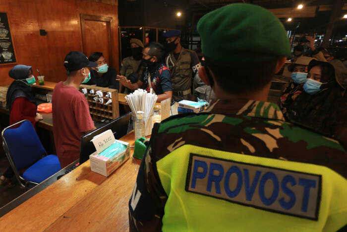 Petugas gabungan menasehati pemilik warung kopi (ANTARA FOTO/Syifa Yulinnas) Petugas gabungan menasehati pemilik warung kopi (ANTARA FOTO/Syifa Yulinnas)