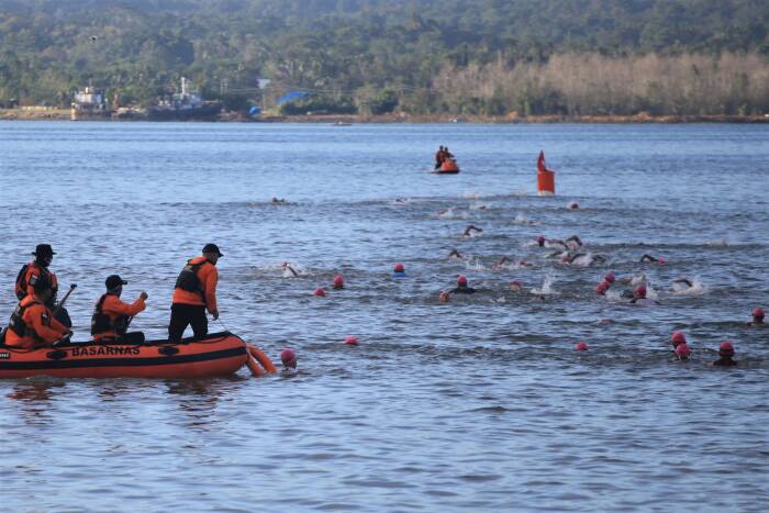 Puluhan peserta Kendari Triathlon berenang di Teluk Kendari (ANTARA FOTO/Jojon) Puluhan peserta Kendari Triathlon berenang di Teluk Kendari