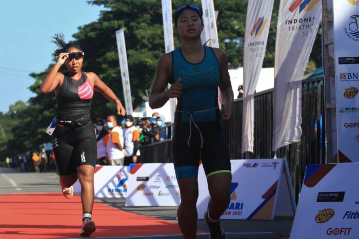 Peserta Kendari Triathlon berlari mendekati garis finis (ANTARA FOTO/Jojon) Peserta Kendari Triathlon berlari mendekati garis finis