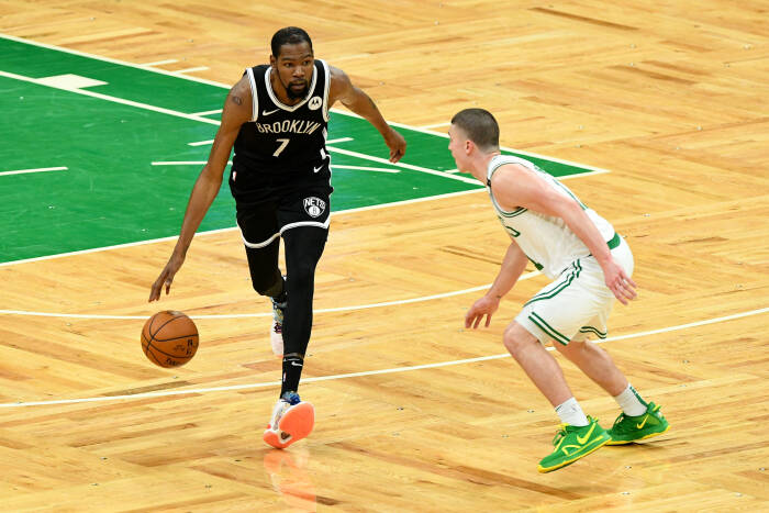 Penyerang Brooklyn Nets Kevin Durant (7) menggiring bola di depan guard Boston Celtics Payton Pritchard (11). REUTERS/Brian Fluharty Penyerang Brooklyn Nets Kevin Durant (7) menggiring bola di depan guard Boston Celtics Payton Pritchard (11)