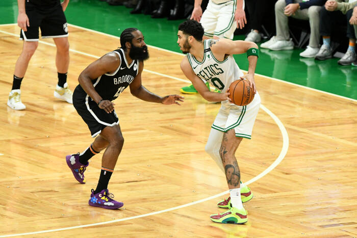 Penyerang Boston Celtics Jayson Tatum (0) berusaha melewati guard Brooklyn Nets James Harden (13). REUTERS/Brian Fluharty Penyerang Boston Celtics Jayson Tatum (0) berusaha melewati guard Brooklyn Nets James Harden (13)