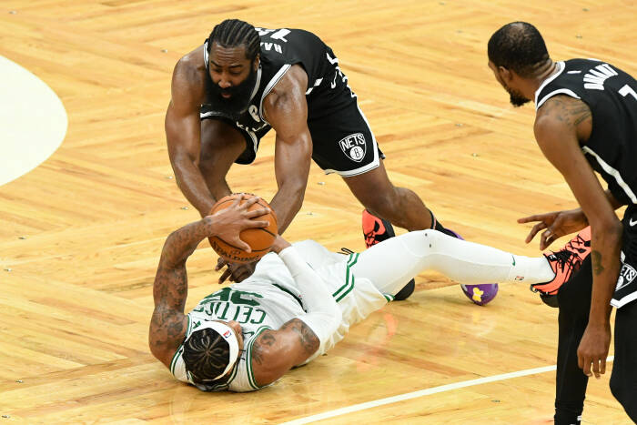 Guard Boston Celtics Marcus Smart (36) dan guard Brooklyn Nets James Harden (13) berusaha merebut bola (REUTERS/Brian Fluharty) Guard Boston Celtics Marcus Smart (36) dan guard Brooklyn Nets James Harden (13) berusaha merebut bola