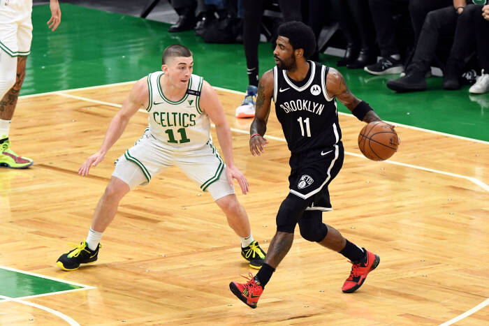 Guard Brooklyn Nets Kyrie Irving (11) mengontrol bola melawan guard Boston Celtics Payton Pritchard (11). REUTERS/Brian Fluharty Guard Brooklyn Nets Kyrie Irving (11) mengontrol bola melawan guard Boston Celtics Payton Pritchard (11)