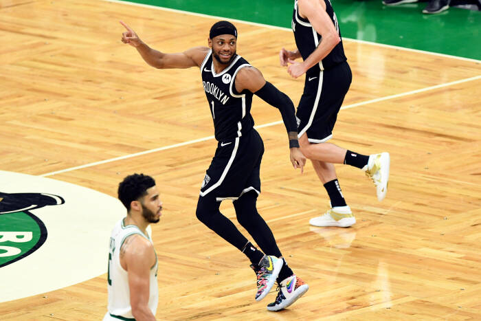Reaksi penyerang Brooklyn Nets, Bruce Brown (1) setelah mencetak angka (REUTERS/Brian Fluharty) Reaksi penyerang Brooklyn Nets, Bruce Brown (1) setelah mencetak angka