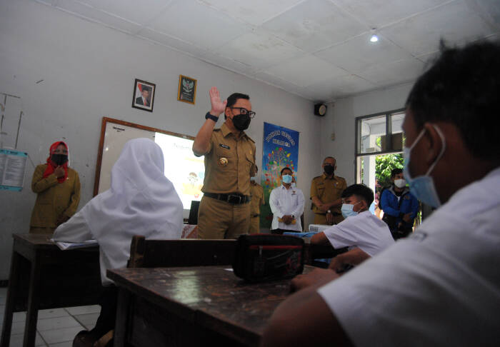 Wali Kota Bogor Bima Arya (tengah) memberikan pertanyaan kepada siswa (ANTARA FOTO/Arif Firmansyah) Wali Kota Bogor Bima Arya (tengah) memberikan pertanyaan kepada siswa (ANTARA FOTO/Arif Firmansyah)