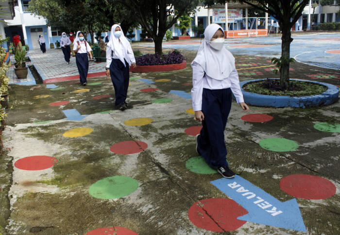 Sejumlah siswa berjalan dengan mengatur jarak (ANTARA FOTO/Arif Firmansyah) Sejumlah siswa berjalan dengan mengatur jarak