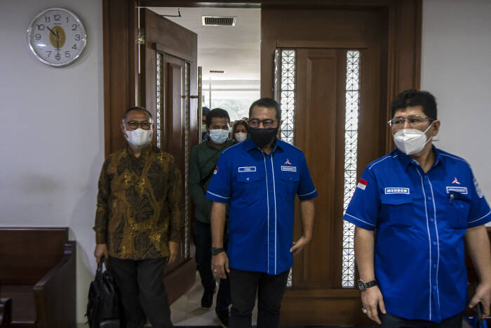 Sekjen DPP Partai Demokrat, Teuku Riefky Harsa (tengah) bersama kuasa hukum Mehbob (kanan) dan Bambang Widjojanto (kiri). ANTARA FOTO/M Risyal Hidayat Sekjen DPP Partai Demokrat, Teuku Riefky Harsa (tengah) bersama kuasa hukum Mehbob (kanan) dan Bambang Widjojanto (kiri)