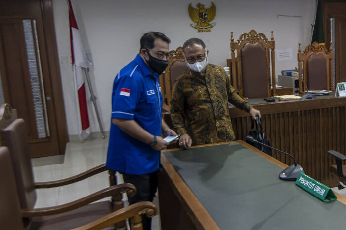 Sekjen DPP Partai Demokrat, Teuku Riefky Harsa (kiri) bersama kuasa hukum Bambang Widjojanto (kanan). ANTARA FOTO/M Risyal Hidayat Sekjen DPP Partai Demokrat, Teuku Riefky Harsa (kiri) bersama kuasa hukum Bambang Widjojanto (kanan)