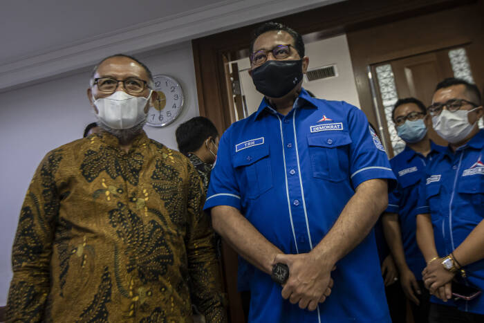 Sekjen DPP Partai Demokrat, Teuku Riefky Harsa (tengah) bersama kuasa hukum Bambang Widjojanto (kiri). ANTARA FOTO/M Risyal Hidayat Sekjen DPP Partai Demokrat, Teuku Riefky Harsa (tengah) bersama kuasa hukum Bambang Widjojanto (kiri)