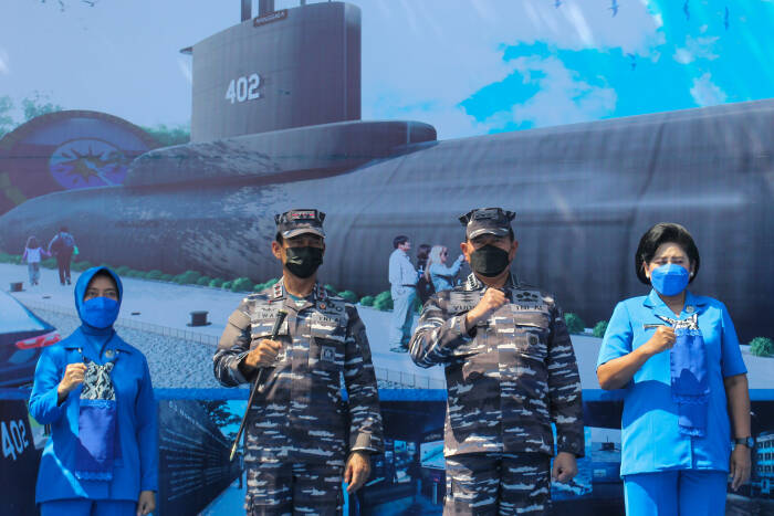 Kepala Staf Angkatan Laut Laksamana TNI Yudo Margono (kedua kanan) didampingi Panglima Komando Armada II Laksda TNI Iwan Isnurwanto (kedua kiri) berfoto bersama (ANTARA FOTO/Didik Suhartono) Kepala Staf Angkatan Laut Laksamana TNI Yudo Margono (kedua kanan) didampingi Panglima Komando Armada II Laksda TNI Iwan Isnurwanto (kedua kiri) berfoto bersama
