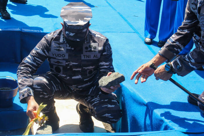Kepala Staf Angkatan Laut Laksamana TNI Yudo Margono meletakkan batu pertama pembangunan Monumen KRI Nanggala-402 (ANTARA FOTO/Didik Suhartono) Kepala Staf Angkatan Laut Laksamana TNI Yudo Margono meletakkan batu pertama pembangunan Monumen KRI Nanggala-402 (ANTARA FOTO/Didik Suhartono)
