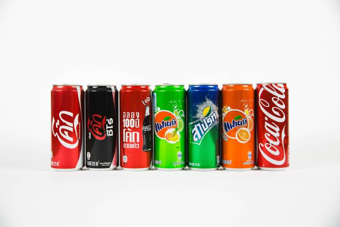 Soda minuman yang bikin gigi kuning (photo/unsplash/@jonnysplsh) makanan yang bikin gigi kuning
