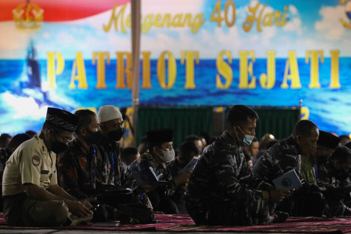 Sejumlah prajurit TNI Angkatan Laut mengikuti doa bersama (ANTARA FOTO/Didik Suhartono) Sejumlah prajurit TNI Angkatan Laut mengikuti doa bersama
