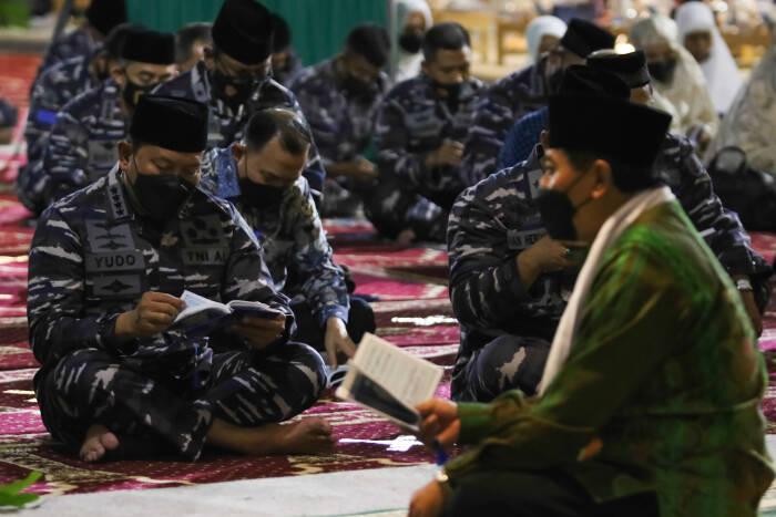 Kepala Staf Angkatan Laut (KSAL) Laksamana TNI Yudo Margono (kiri) bersama prajurit TNI Angkatan Laut dan keluarga kru KRI Nanggala-402 berdoa bersama (ANTARA FOTO/Didik Suhartono) Kepala Staf Angkatan Laut (KSAL) Laksamana TNI Yudo Margono (kiri) bersama prajurit TNI Angkatan Laut dan keluarga kru KRI Nanggala-402 berdoa bersama (ANTARA FOTO/Didik Suhartono)