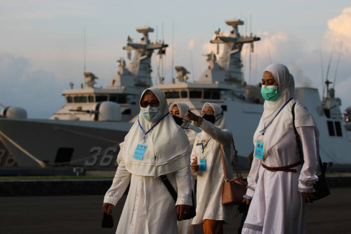 Keluarga kru KRI Nanggala-402 (ANTARA FOTO/Didik Suhartono) Keluarga kru KRI Nanggala-402