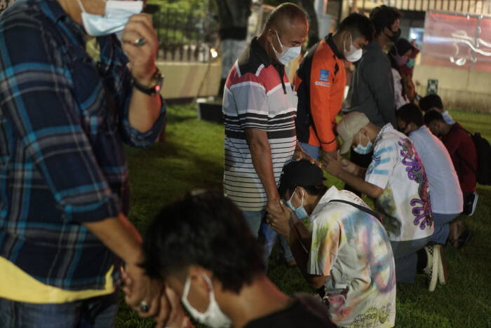 Pelajar yang terjaring razia konvoi kelulusan mencium tangan orang tuanya (ANTARA FOTO/Mohammad Ayudha) Pelajar yang terjaring razia konvoi kelulusan mencium tangan orang tuanya (ANTARA FOTO/Mohammad Ayudha)