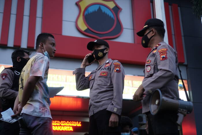 Anggota polisi menelepon orang tua pelajar yang terjaring razia konvoi kelulusan (ANTARA FOTO/Mohammad Ayudha) Anggota polisi menelepon orang tua pelajar yang terjaring razia konvoi kelulusan
