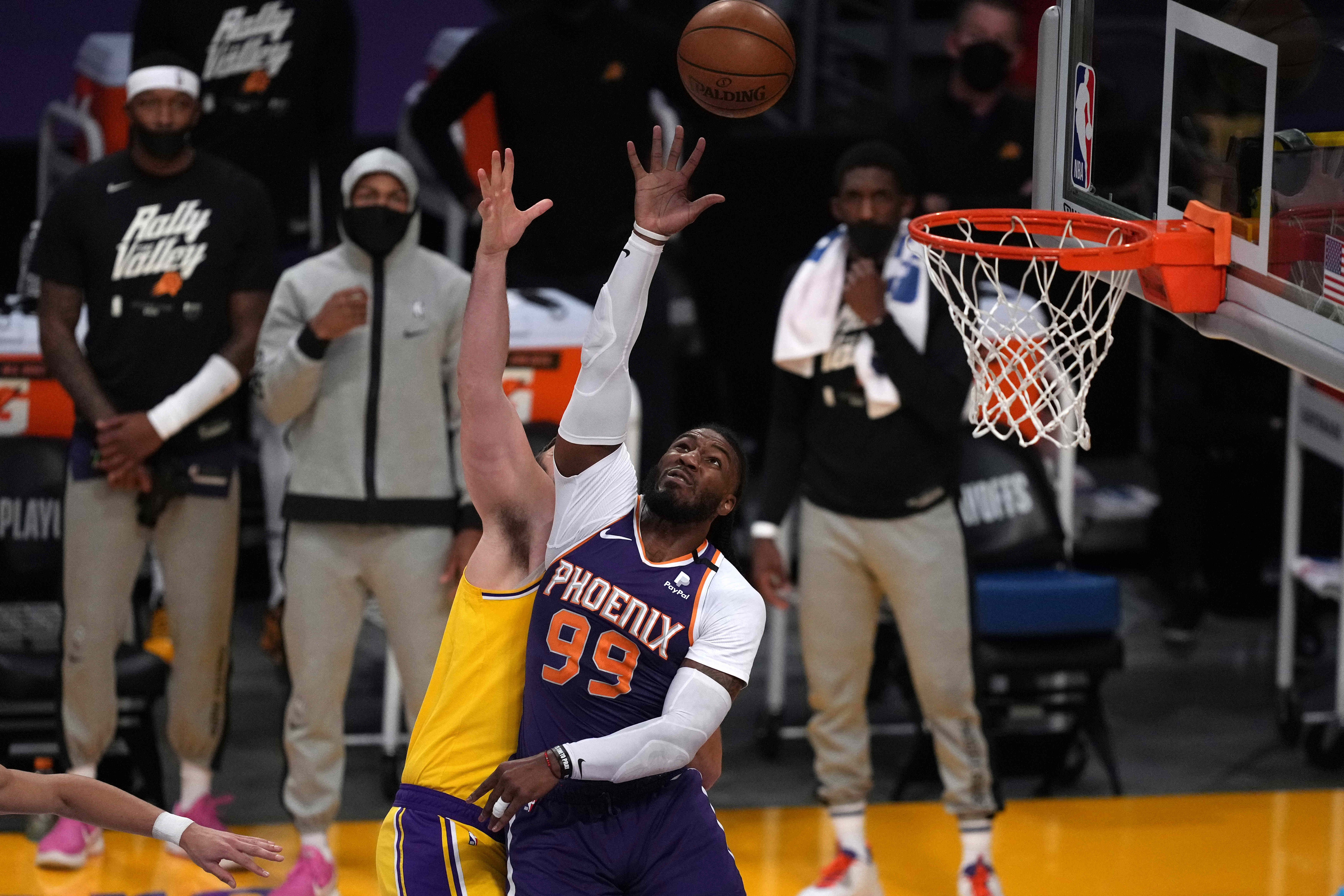 Penyerang Phoenix Suns Jae Crowder (99) berjuang untuk rebound dengan center Los Angeles Lakers Marc Gasol (14)