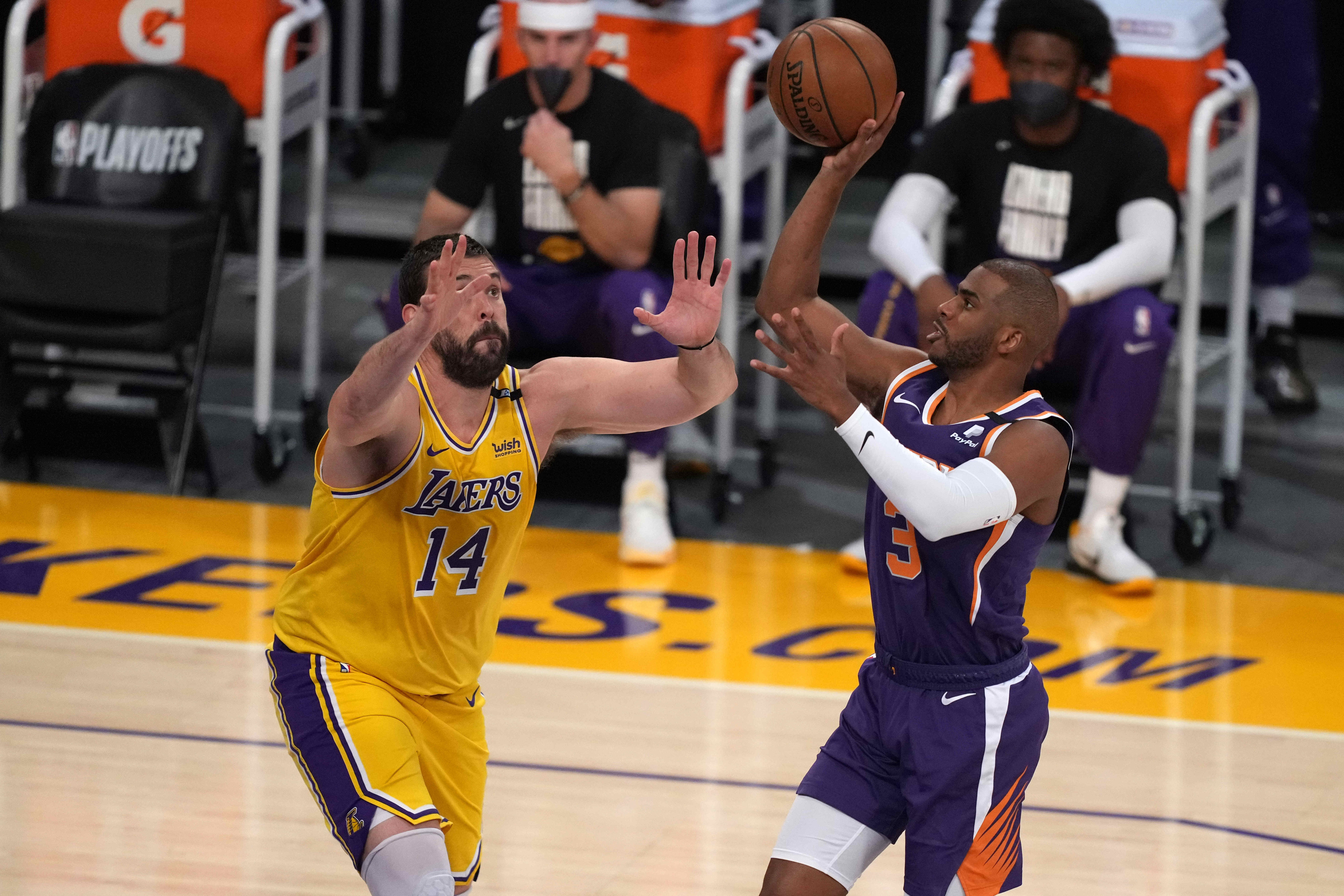 Guard Phoenix Suns Chris Paul (3) dijaga oleh center Los Angeles Lakers Marc Gasol (14)